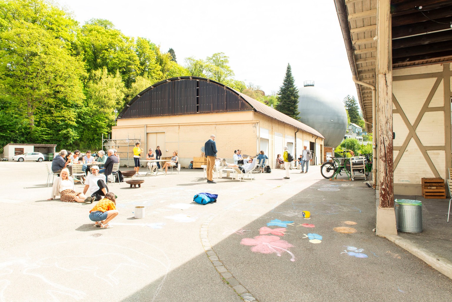 Hof auf dem Gaswerkareal Schaffhausen mit der silbernen Gaskugel